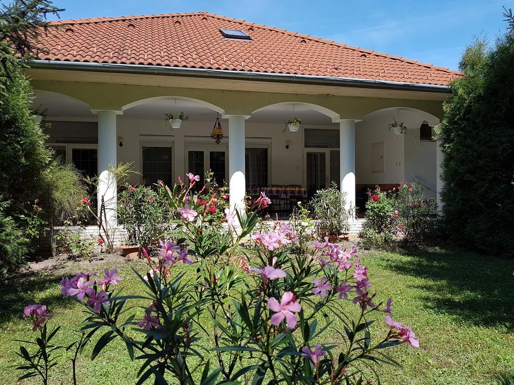Fertődi Kúria Vendégház Exterior foto
