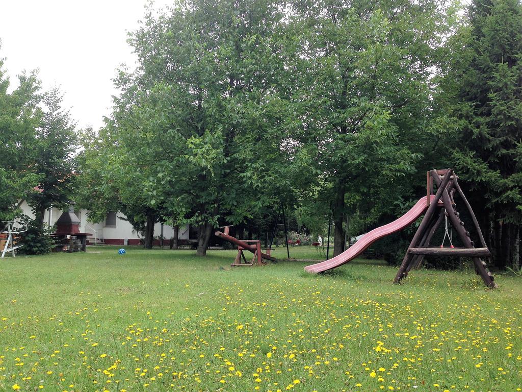Fertődi Kúria Vendégház Exterior foto